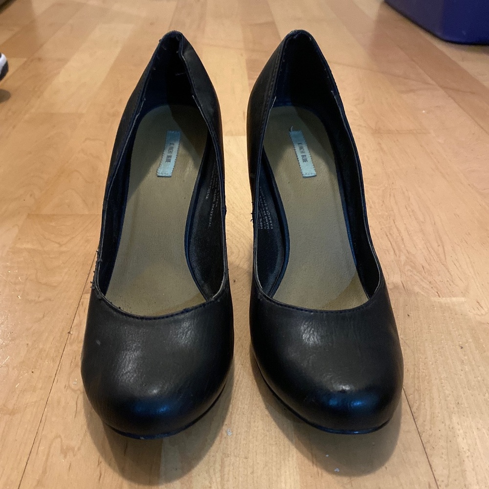 Black pumps